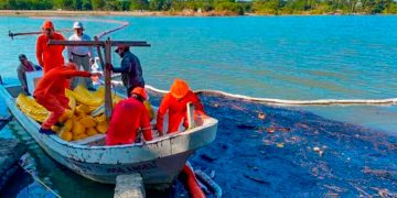 Gobierno limpia río contaminado por derrame de hidrocarburo en Veracruz