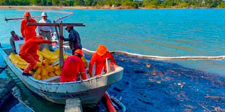 Gobierno limpia río contaminado por derrame de hidrocarburo en Veracruz
