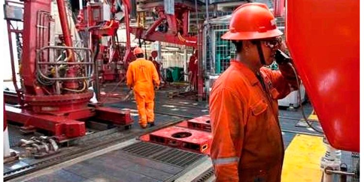 Pemex y sindicato acuerdan alza salarial de 4.5%