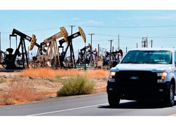 Petróleo abre con caídas por temor al exceso de oferta con la atención puesta en Ucrania