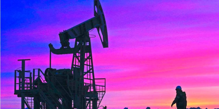 Petróleo cae por preocupación sobre exceso de oferta; mercados de combustibles limitan baja