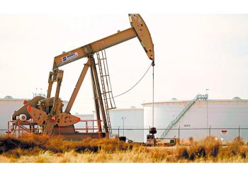 Petróleo cae más de 1% por preocupaciones sobre exceso de oferta y fortaleza del dólar