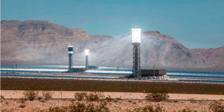 Una de las mayores centrales termosolares del planeta ha caído, y su quiebra confirma qué tecnología domina hoy la energía solar