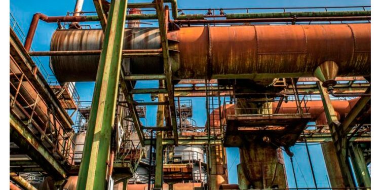 Canadá iniciará la construcción de un controvertido oleoducto para exportar petróleo a Asia