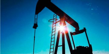 Petróleo pierde más de 2% mientras EU presiona por acuerdo de paz entre Rusia y Ucrania