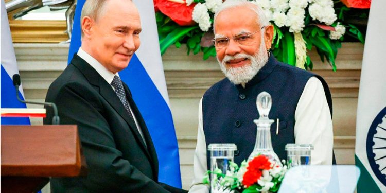 El Kremlin confía en que India continúe comprando petróleo ruso