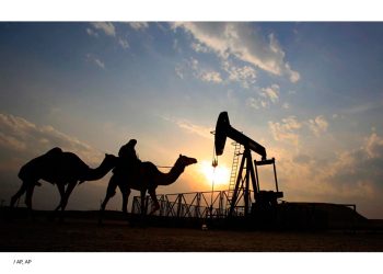 Petróleo abre la semana con alzas de más de 2% por preocupaciones sobre la oferta