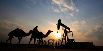 Petróleo abre la semana con alzas de más de 2% por preocupaciones sobre la oferta