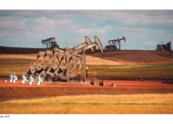 Petróleo abre con alzas de más de 1% a la espera de resultados de negociaciones de paz en Moscú