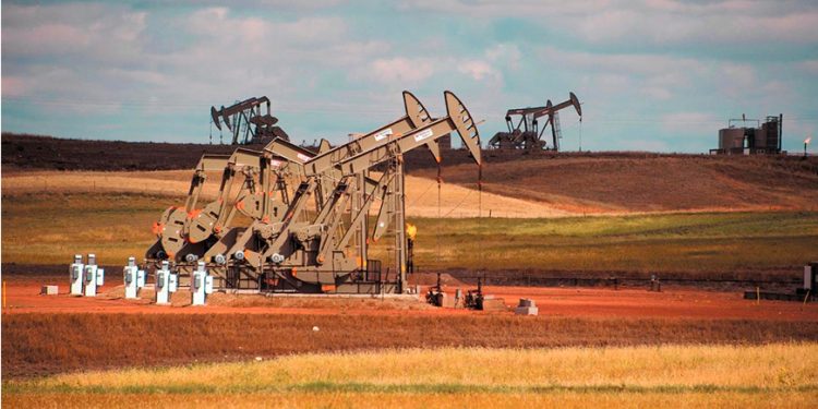 Petróleo abre con alzas de más de 1% a la espera de resultados de negociaciones de paz en Moscú