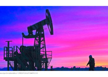 Petróleo abre con caídas de 1.5% por negociaciones de paz entre Rusia y Ucrania