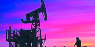 Petróleo abre con caídas de 1.5% por negociaciones de paz entre Rusia y Ucrania