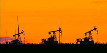 El petróleo sube ligeramente tras fracaso de paz en Moscú