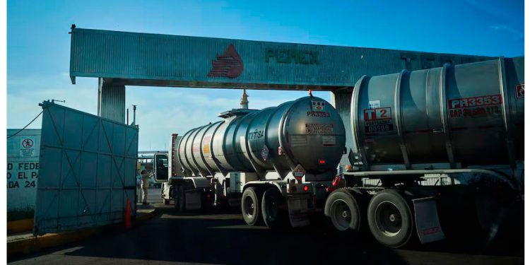 Entre envíos de petróleo a Cuba y caída del crudo, Pemex sufre: Extiende deterioro de sus activos
