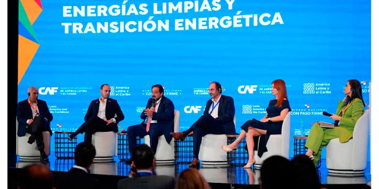 Garantizar ahorro al consumidor y potenciar la transmisión: lo que necesita América Latina para su transición energética