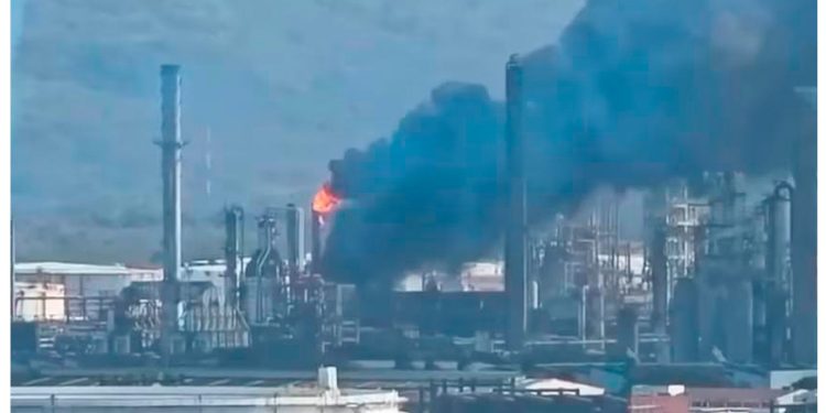 Incendio en refinería de Pemex en Salina Cruz: Activan protocolos de emergencia