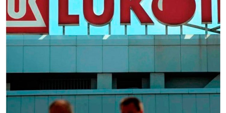 EU amenaza con hasta 500% de aranceles a países que compren a Rusia petróleo o uranio