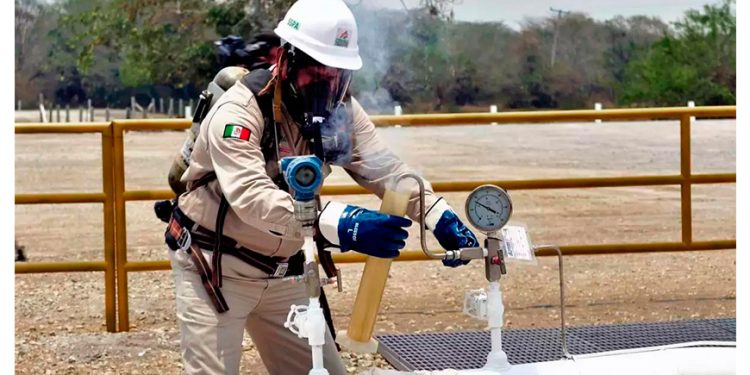 Pemex enfrenta su meta petrolera con menos pozos y equipos
