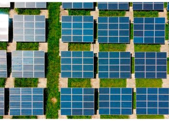 El gran mito de los paneles solares: producirlos emite cientos de veces menos que el carbón y el gas