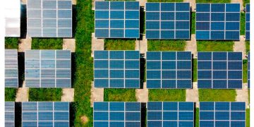 El gran mito de los paneles solares: producirlos emite cientos de veces menos que el carbón y el gas