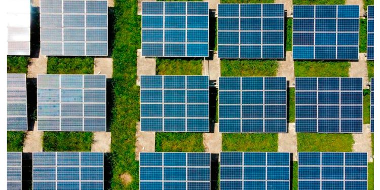 El gran mito de los paneles solares: producirlos emite cientos de veces menos que el carbón y el gas