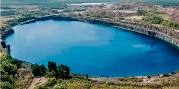 A 220 metros de profundidad, una vieja mina es hoy un lago turquesa y podría acabar funcionando como una gran batería de energía limpia en Canadá