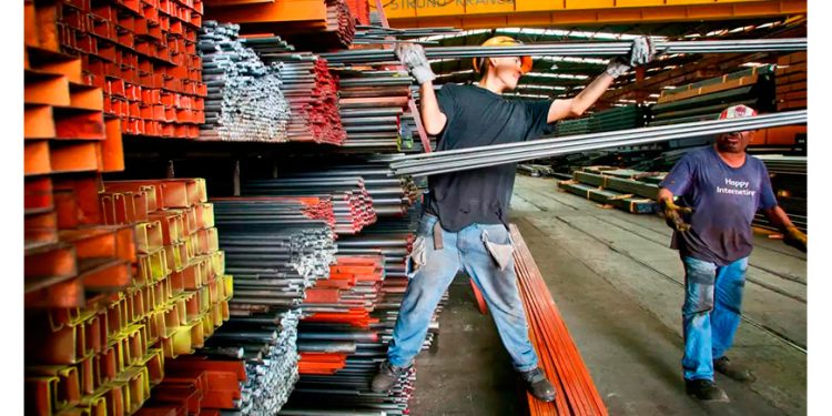 Importaciones de acero en EU caen 21% por aranceles; industria los defiende