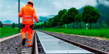 La idea loca que nació en Suiza en 2025 y que ahora podría revolucionar toda la red ferroviaria: paneles solares desmontables entre los raíles que podrían generar electricidad para miles de hogares