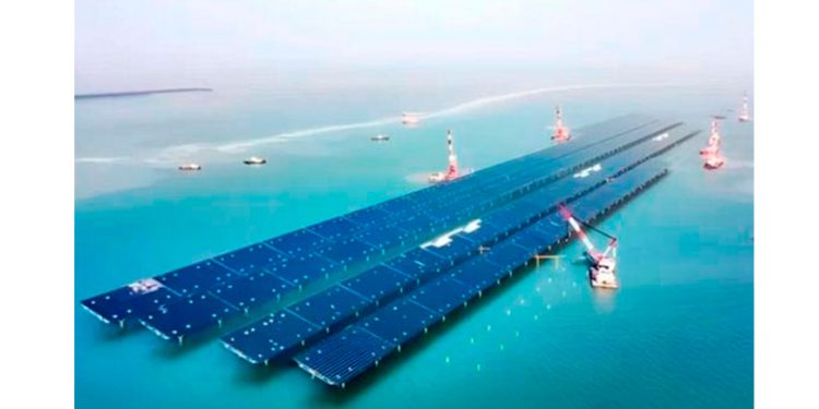 China instala 2.934 paneles solares en mar abierto y soluciona un gran problema de la energía renovable (y crea otros nuevos)