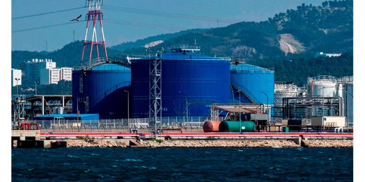 Tensión geopolítica vuelve a encarecer el petróleo; Brent cotiza a 101 dólares