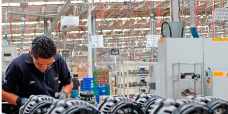 Tropieza en febrero la demanda manufacturera; caídas mensual y anual