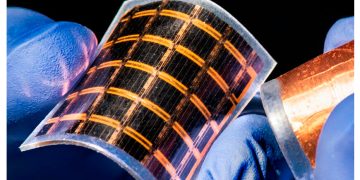 Las placas solares de plástico ya no son un juguete: China logra que sean casi tan eficientes como las de silicio