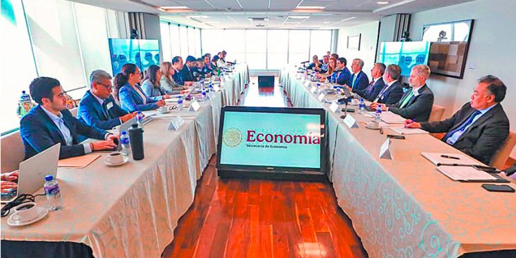 Economía y la USTR abordan aranceles al acero y autos