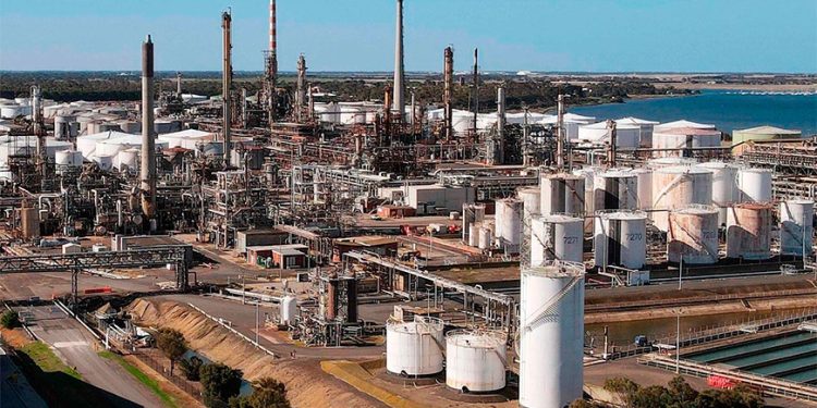 Escalada en Medio Oriente provoca pérdida de un 10 por ciento de producción mundial de hidrocarburos