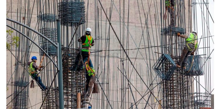 Pactan gobierno e IP uso de acero nacional