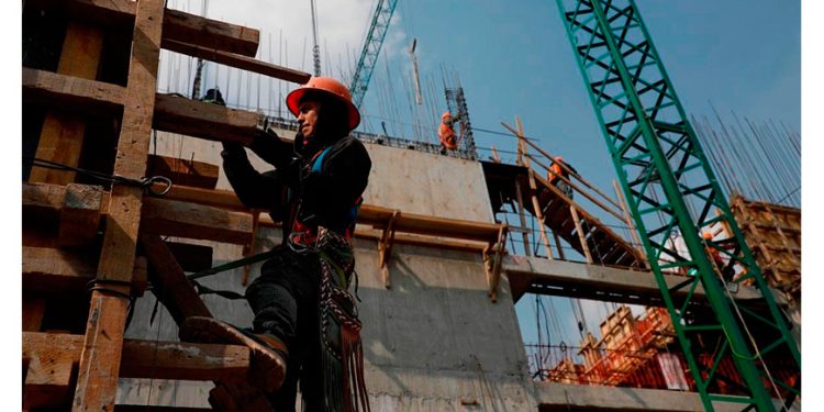 Producción industrial creció 0.4% en febrero impulsada por minería y construcción