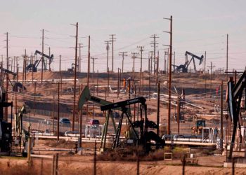 Petróleo cae más de 5% ante optimismo de un posible acuerdo sobre la guerra en Oriente Medio
