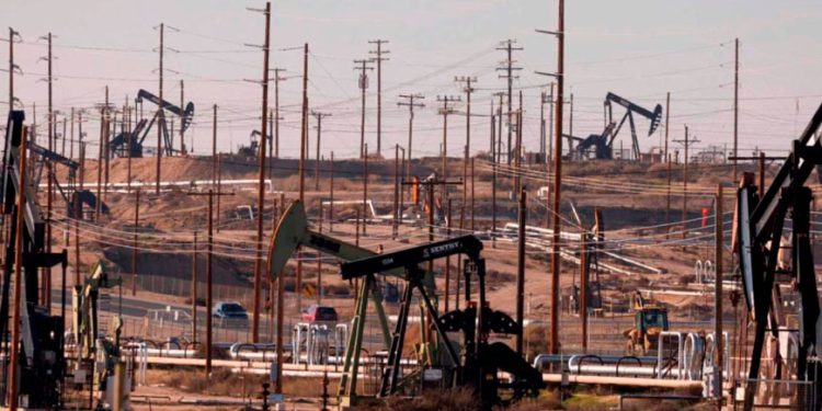 Petróleo cae más de 5% ante optimismo de un posible acuerdo sobre la guerra en Oriente Medio