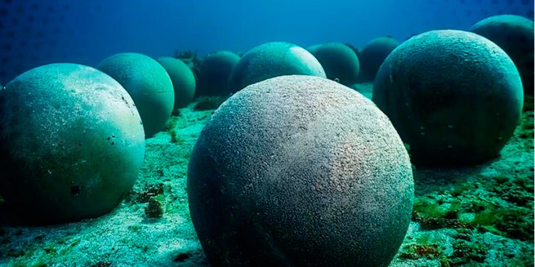 El experimento alemán con bolas gigantes que ya prueba Estados Unidos para almacenar el exceso eléctrico