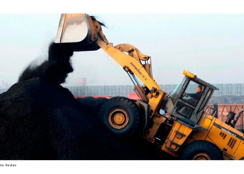 El mundo construyó más centrales de carbón en 2025, pero consumió menos