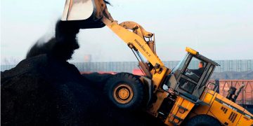 El mundo construyó más centrales de carbón en 2025, pero consumió menos
