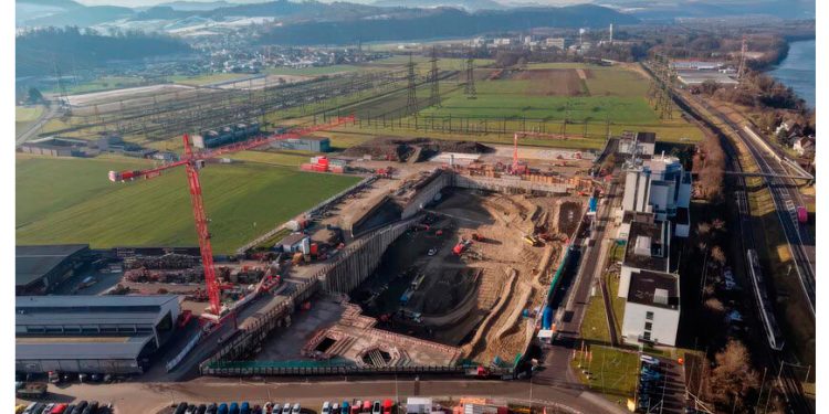 Suiza está excavando un foso de 27 metros de profundidad y más largo que dos campos de fútbol: todo para una batería gigante