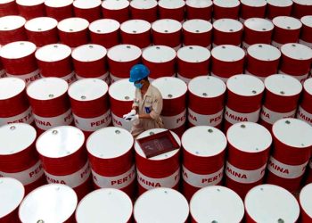 Precios del petróleo abren la semana al alza tras nuevos ataques entre EU e Irán