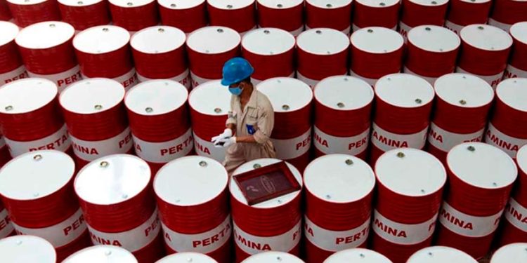 Precios del petróleo abren la semana al alza tras nuevos ataques entre EU e Irán