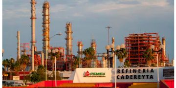 Especialista pide a Pemex copiar estrategia de Brasil: Importar petróleo ligero para mejorar refinerías