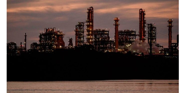 Gobierno federal buscará producción de 1.8 millones de barriles diarios de petróleo y transición a energías limpias
