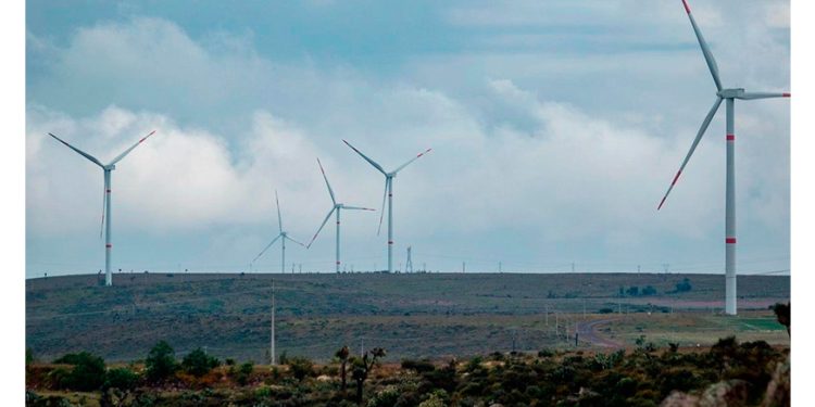 Gobierno acelera transición energética y adelanta meta prevista para 2050