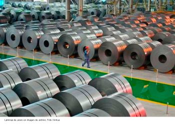 Trump firma aval para producir más aluminio en EU y bajar aranceles de importación