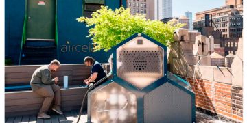 Una startup ha creado una máquina que fabrica gasolina con aire, agua y electricidad. Es su apuesta para salvar al motor de combustión