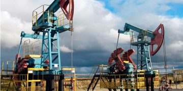 Petróleo abre con caídas mientras mercados esperan resultado de las conversaciones Irán-EU